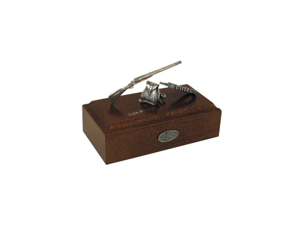 Muela Silverware Rifle-Cartridge-Backpack On Wooden Base