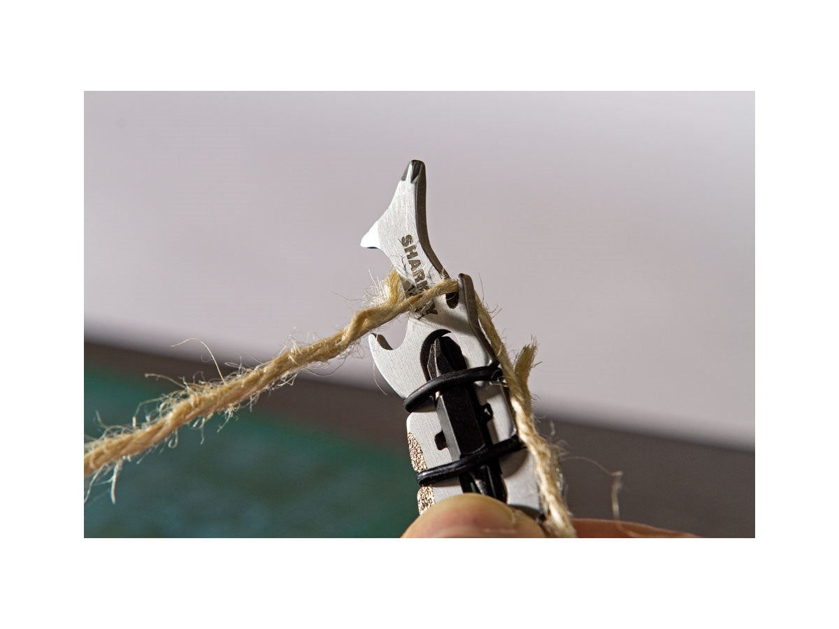 True Utility SHARKEY - dettaglio apribottiglie e mini moschettone