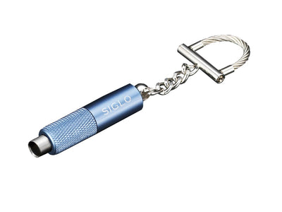 Siglo Key Chain Punch Cutter blu metallico vista laterale dettaglio foro sigaro