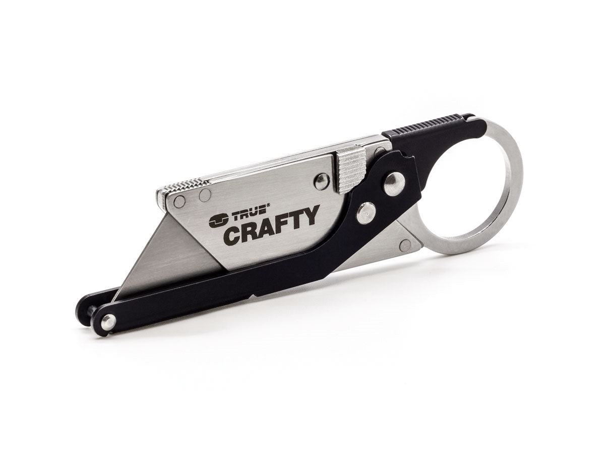 True Utility CRAFTY - dettaglio pulsante blocco/sblocco e clip carabina