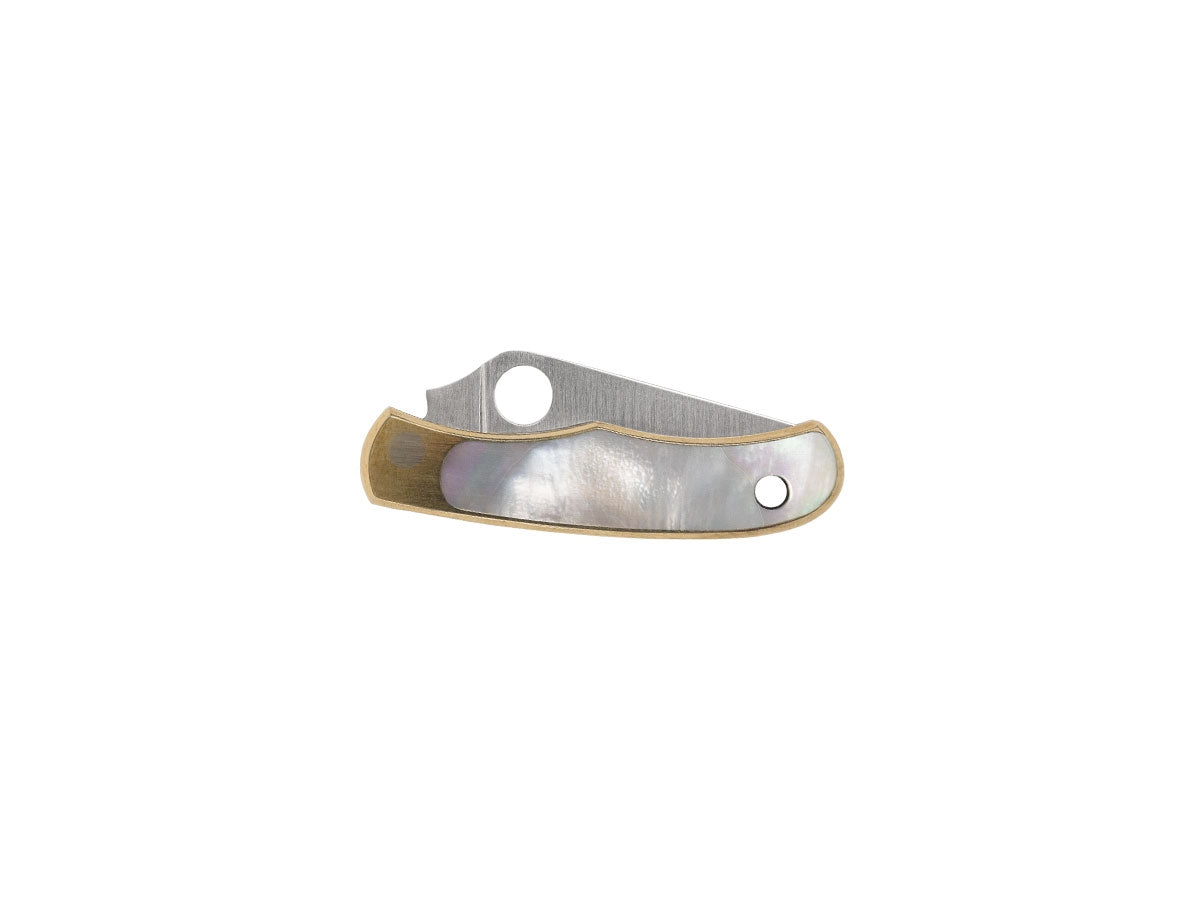 Spyderco Bug C133AP dettaglio intarsi abalone e guancette alpacca con smussature dorate
