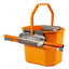 Kit per pavimenti Secchiostrizza - secchio con strizzatore 12 L + mop 240 gr + manico da 130 cm - arancione - Perfetto