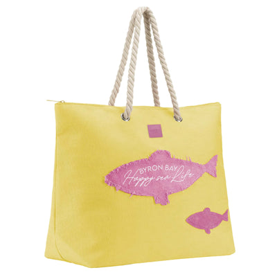Borsa canvas gialla dettaglio applicazioni pesci rosa sfrangiato design marino estivo
