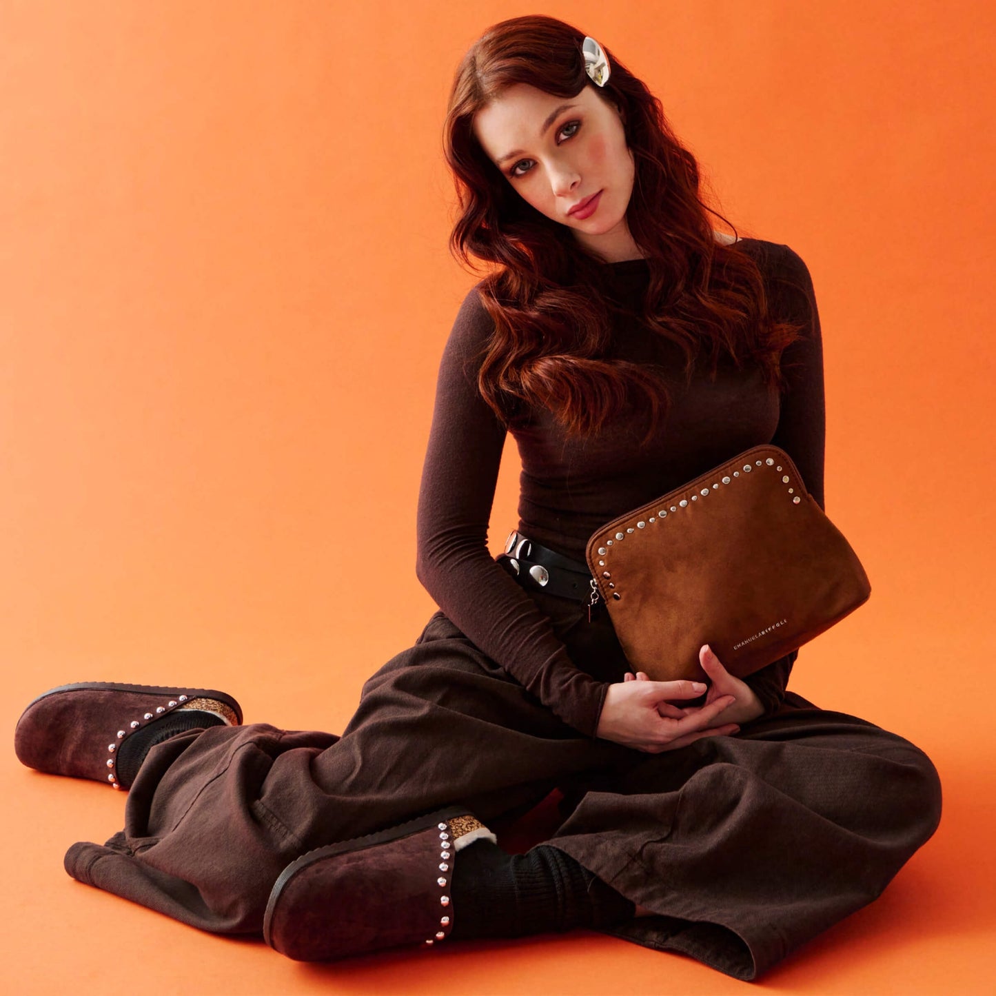 Pochette Emanuela Biffoli Busta Media Marrone in Ecopelle Scamosciata con Borchie e Fodera Personalizzata