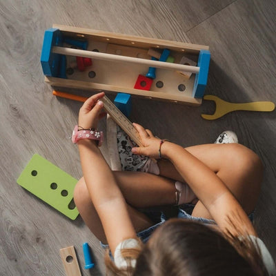 Mastro's Toolbox vista laterale utensili legno inclusi per bambini