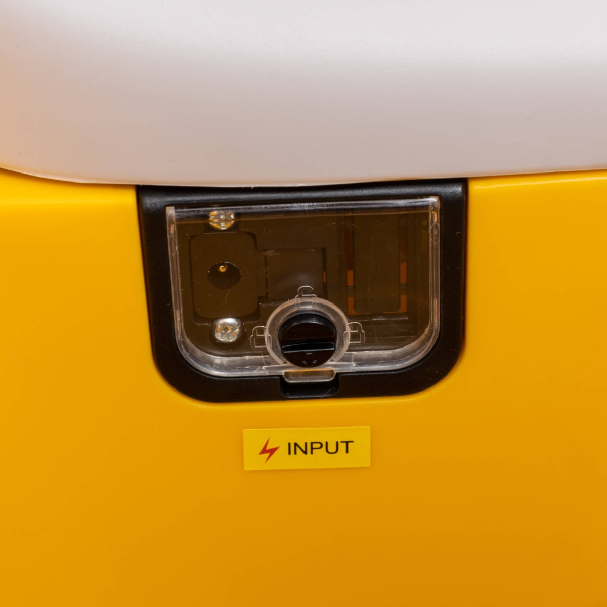 RUSPA ELETTRICA NEW HOLLAND 12V CON TELECOMANDO PARENTALE, DOPPIA VELOCITÀ, LUCI LED, E PALA ANTERIORE -  XMX626-Y