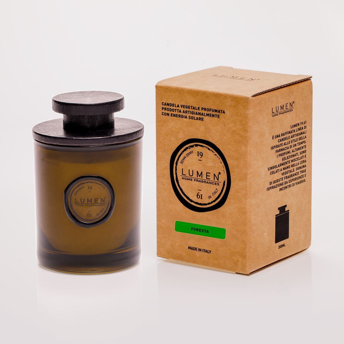 Candela vegetale Lumen 19.61 Foresta 200 ml in vetro brunito con tappo legno