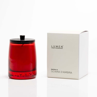 Lumen Manteca N. 19 Sciara d'Ambra Candela Vegetale Profumata in Bicchiere Rosso con Tappo in Legno 100 Ore 300 ml