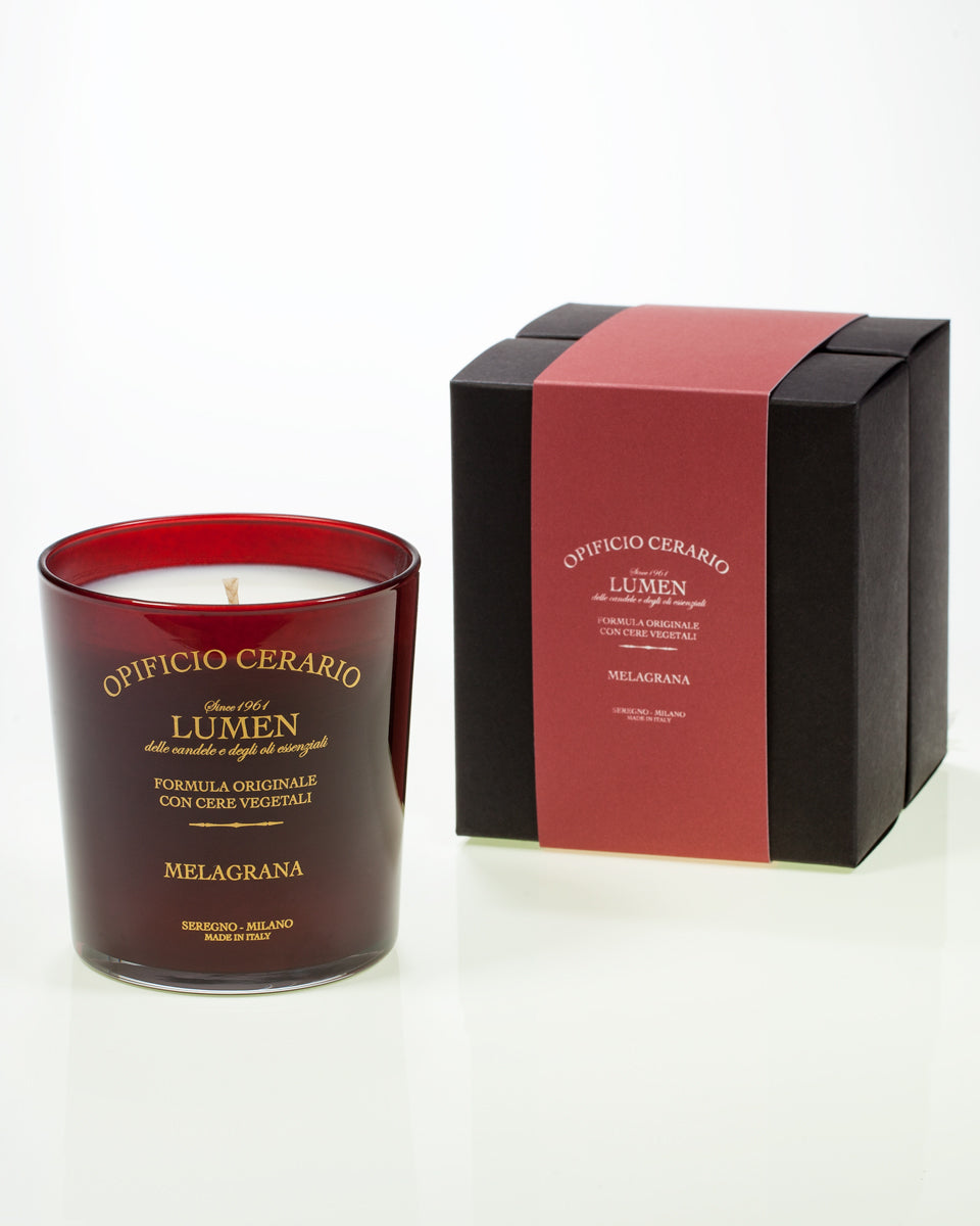 Candela Opificio Cerario Lumen Melagrana 300 ml cera vegetale, vetro rosso con serigrafia oro