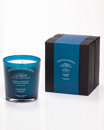 Candela Opificio Cerario Lumen Giardini Naxos 300 ml cera vegetale, vetro blu serigrafato bianco