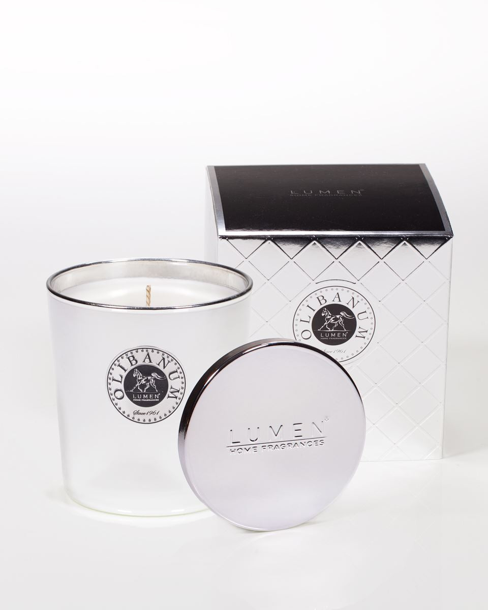 Candela di lusso Lumen Masterpiece Olibanum Silver 300 ml cera vegetale, contenitore silver con profumazione orientale