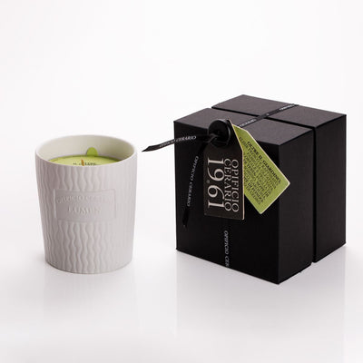 Candela vegetale Lumen Oltre il Giardino 300 ml in vaso porcellana bianca a rilievo