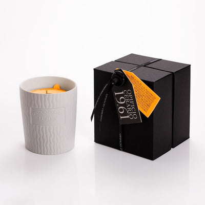 Candela vegetale Lumen Muda d'Oriente 300 ml in vaso porcellana bianca a rilievo