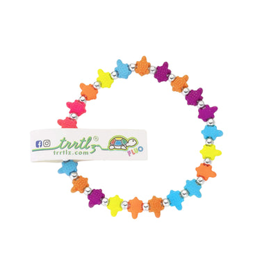 Dettaglio braccialetti Trrtlz Fluo tartarughina su polso, colori fluo, circonferenza 20-21 cm
