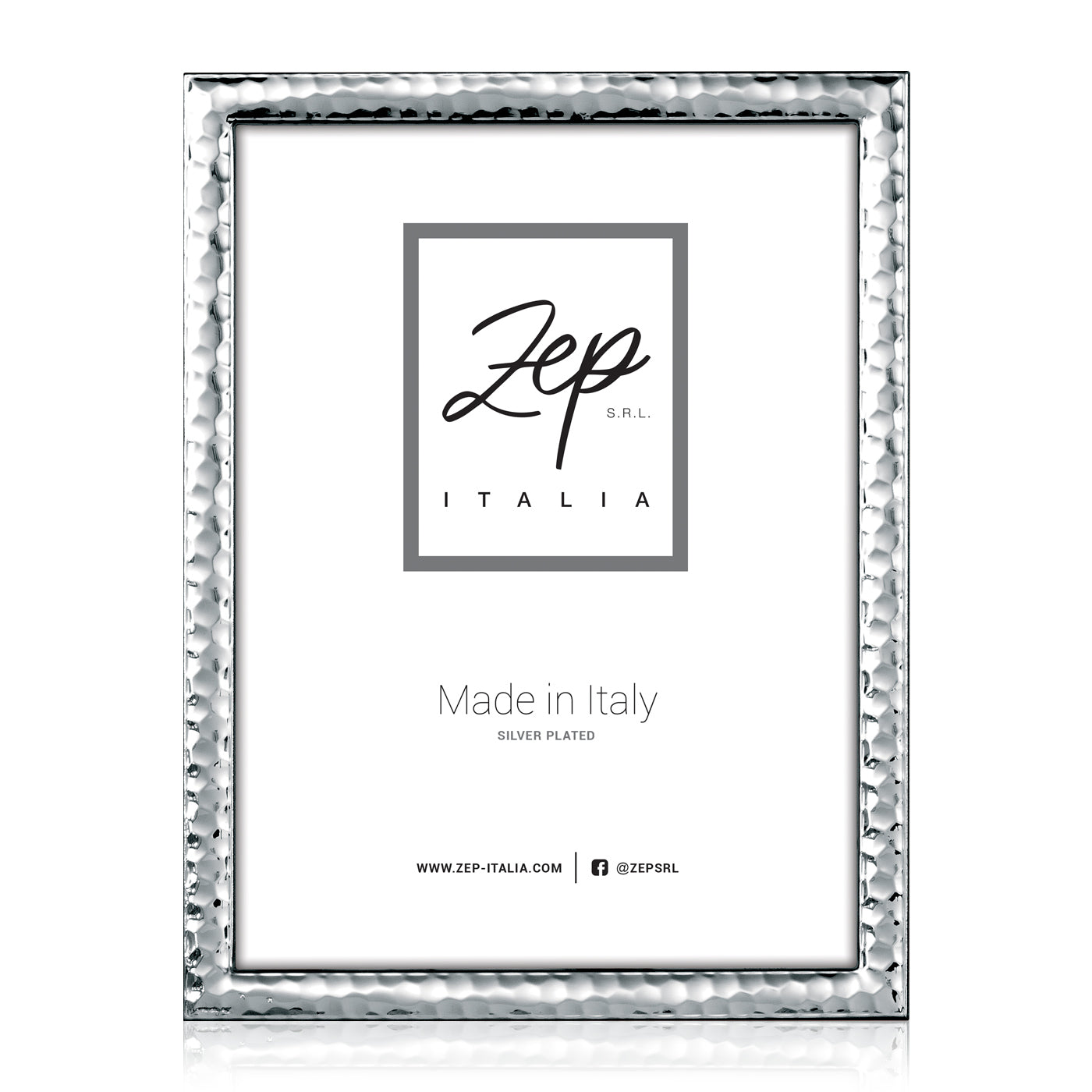 Cornice Erice silver plated prodotta in Italia con effetto martellato e profilo a rilievo, retro in legno da tavolo per foto 13x18 cm