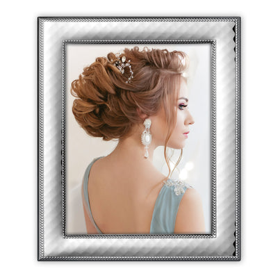 Cornice Assisi silver plated lucido prodotta in Italia con profilo a rilievo e retro in legno da tavolo per foto 13x18 cm