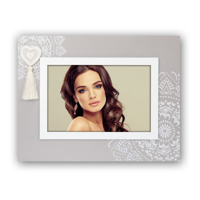 Cornice Oise Horizontal in legno grigio con decoro cuore 3D e nappina bianca da tavolo
