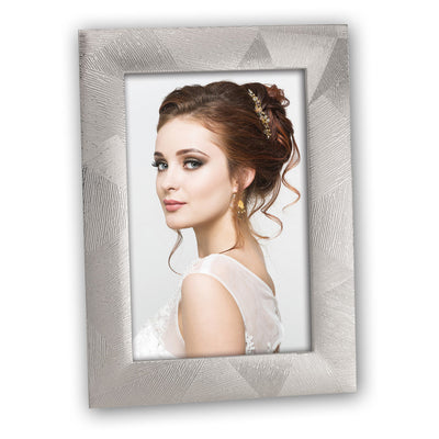 Cornice Dickens metallo argento lucido con profilo decorato a rilievo e retro in velluto da tavolo per foto 13x18 cm