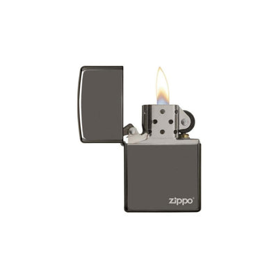 Dettaglio finitura nera Black Ice e logo inciso accendino Zippo 150ZL