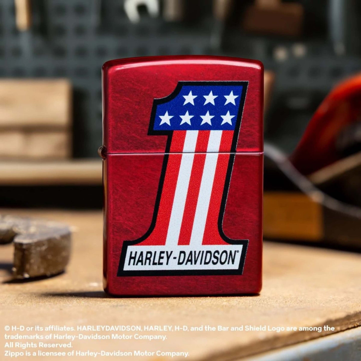 Zippo Harley-Davidson #1 Logo Accendino Antivento Candy Apple Red con Bandiera Americana - 47172